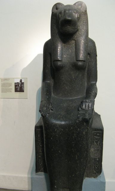 Photo of egyptian statue, Boston Museum of Fine Arts