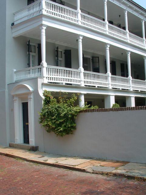 photo of a row house in historic Charelston, SC